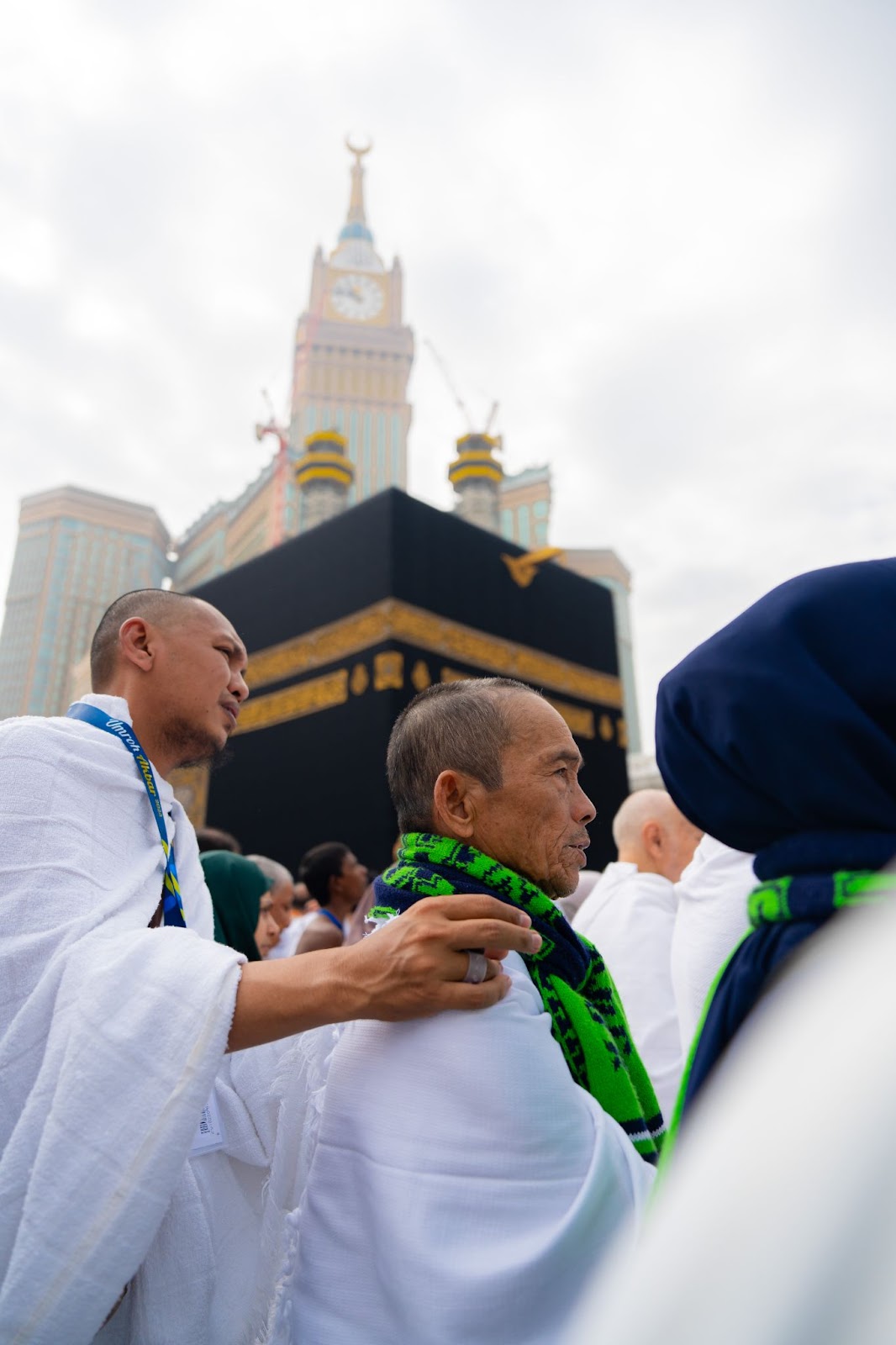 madani tour sedang thawaf di mataf