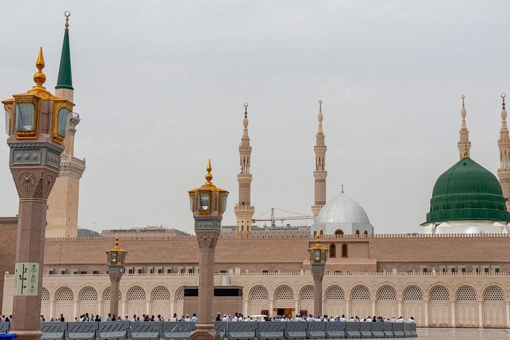 Merasakan Kedamaian di Tanah Suci: Umroh dengan Madani Tour